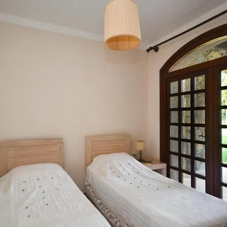 Sleeps 8 Pool Air Con Wifi