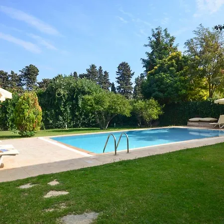 Sleeps 8 Pool Air Con Wifi